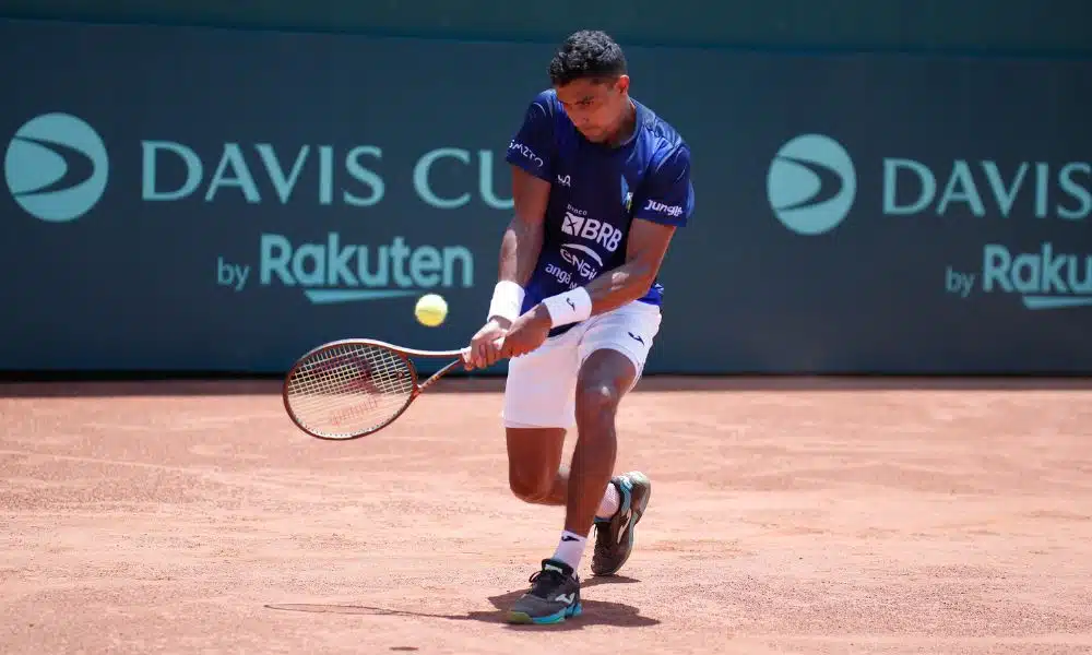 Brasil x China na Copa Davis - Thiago Monteiro faz devolução usando o backhand