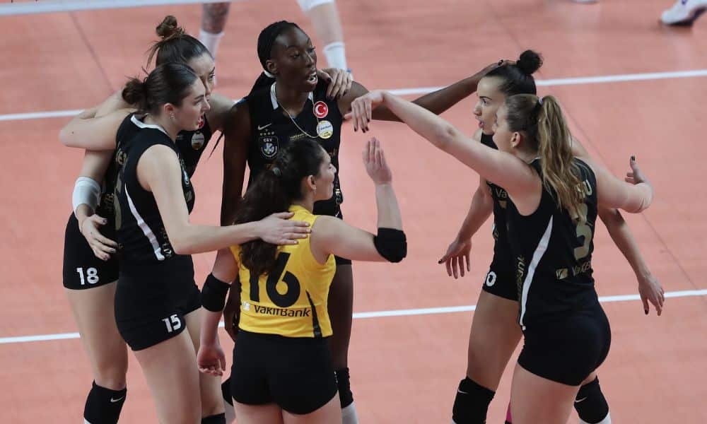 Vakifbank x Novara na Champions League de Vôlei feminino - Gabi Guimarães comemora ponto com suas colegas