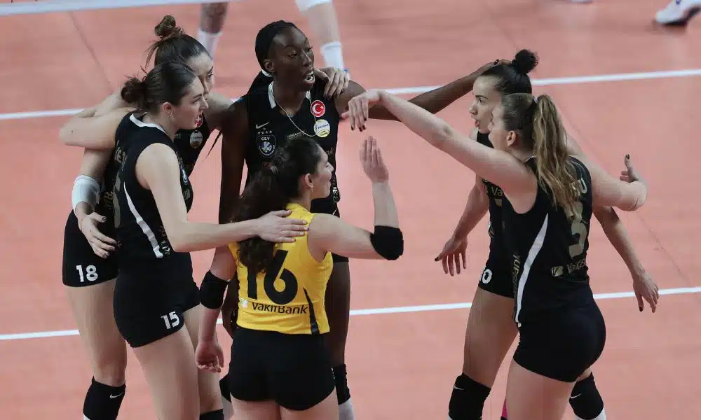 Vakifbank x Novara na Champions League de Vôlei feminino - Gabi Guimarães comemora ponto com suas colegas