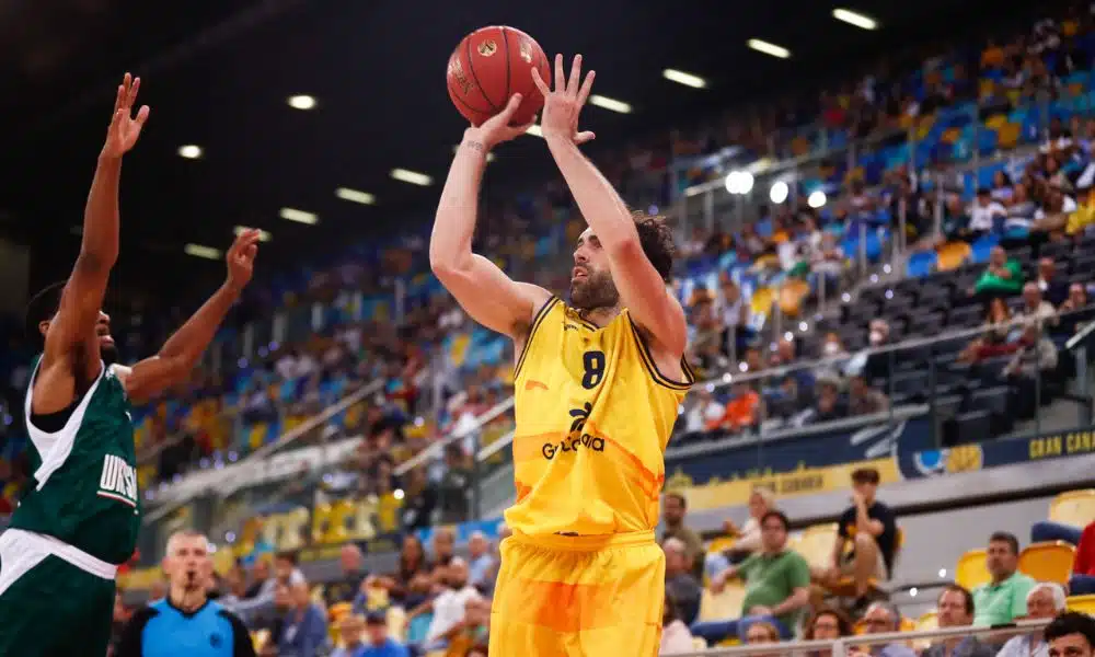 Eurocup Leo Meindl - Vitor Benite arremessa bola pelo Gran Canaria