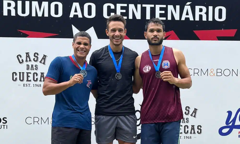 Weslley Beraldo entre os outros dois atletas do pódio
