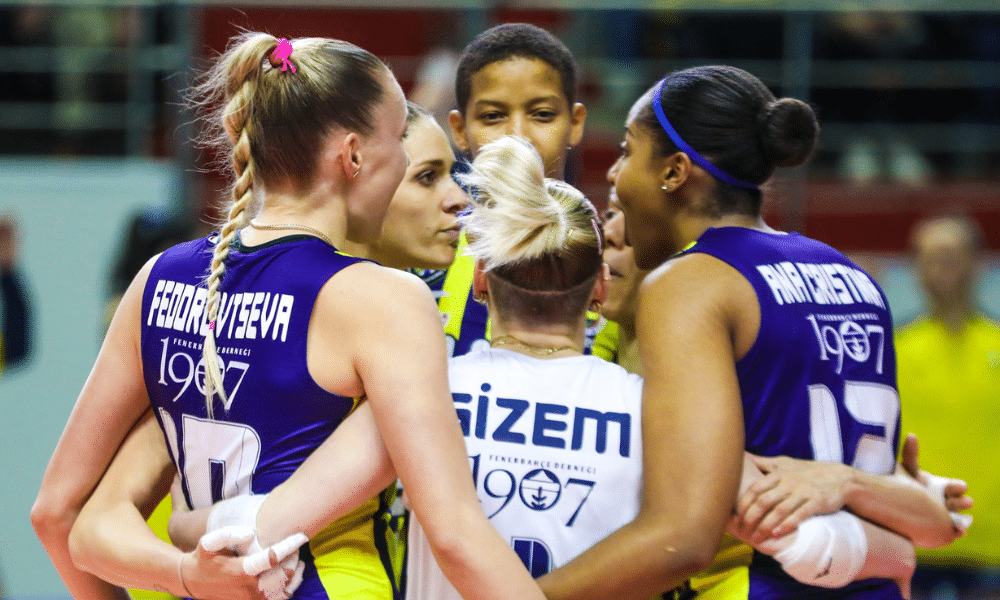 Ana Cristina enquanto está em ação pelo Fenerbahce na Champions League de vôlei feminino