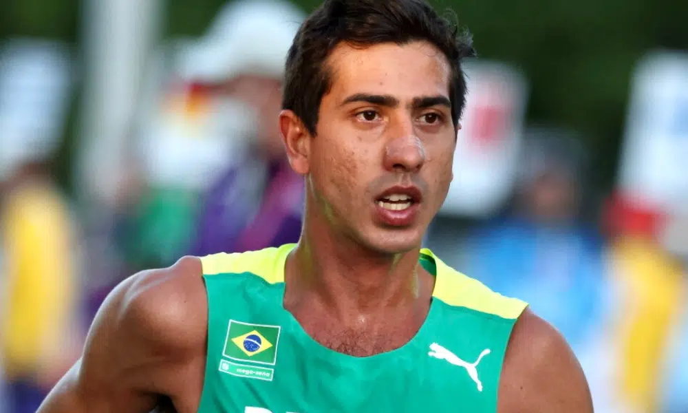 Caio Bonfim enquanto disputa os 35km da marcha atlética no Dudinska 50, com Érica Sena