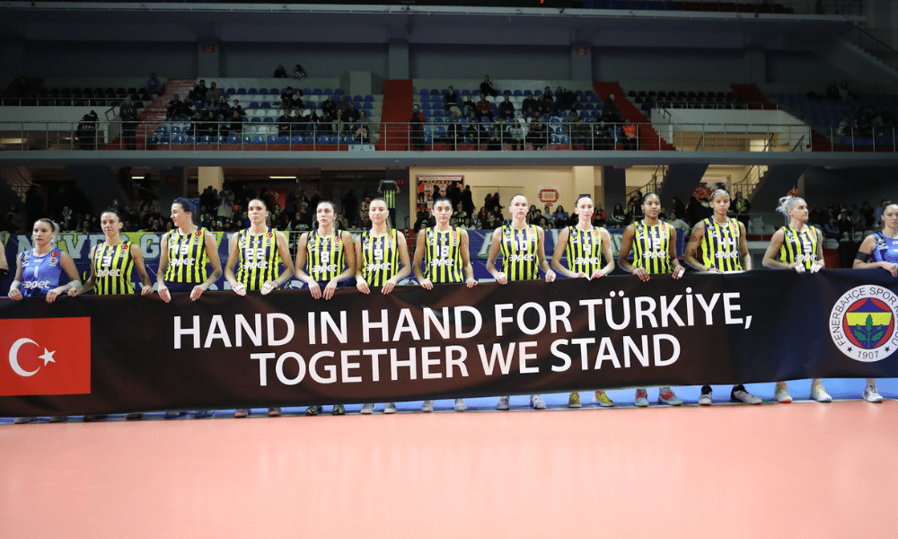 Fenerbahce de Ana Cristina e Macris superou o Chemik Police pela Champions League de vôlei feminino