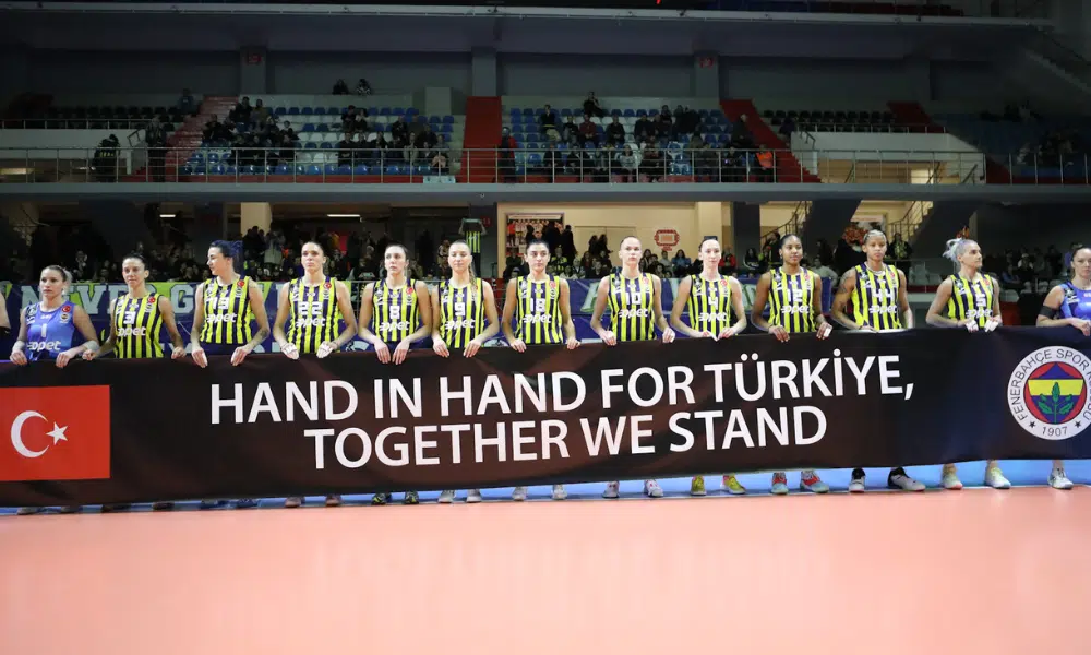 Fenerbahce de Ana Cristina e Macris superou o Chemik Police pela Champions League de vôlei feminino