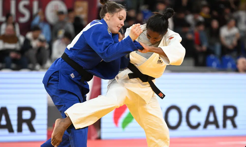 Ketleyn Quadros enquanto projeta adversária no Grand Slam de Tbilisi de judô