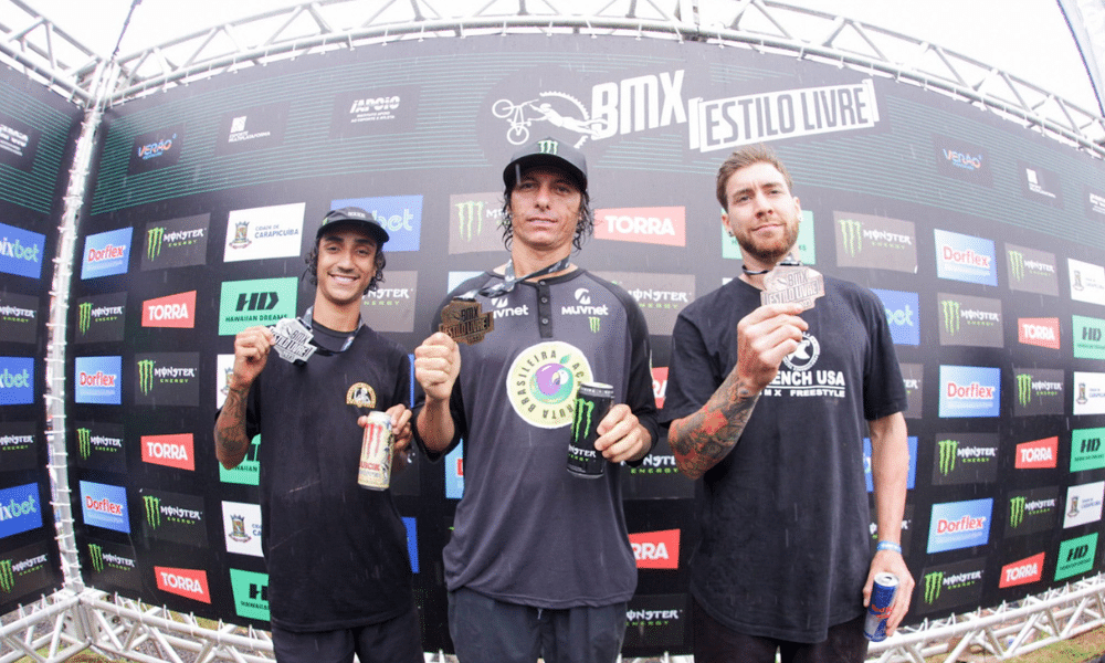 Leandro Overall e Gustavo Bala Loka no pódio do BMX Estilo Livre
