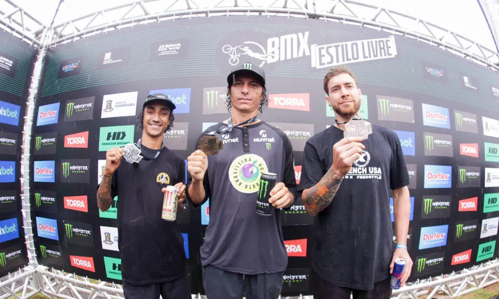 Leandro Overall e Gustavo Bala Loka no pódio do BMX Estilo Livre
