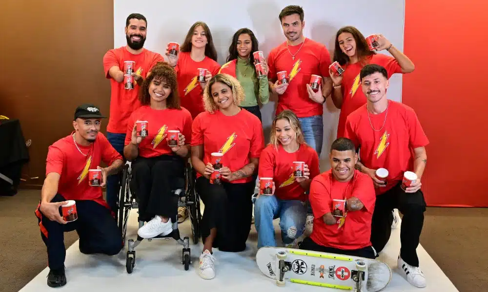 Atletas olímpicos e paralímpicos apresentados na Liga Nescau, enquanto pousam para foto