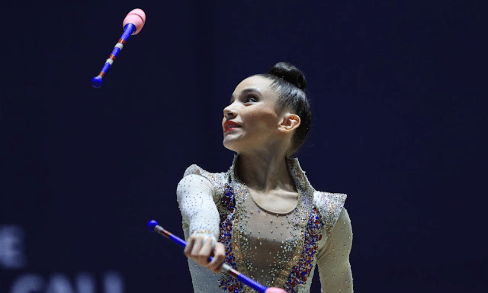 Maria Eduarda Alexandre na apresentação das maças na Aphrodite Cup de ginástica rítmica