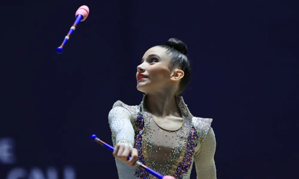 Maria Eduarda Alexandre na apresentação das maças na Aphrodite Cup de ginástica rítmica