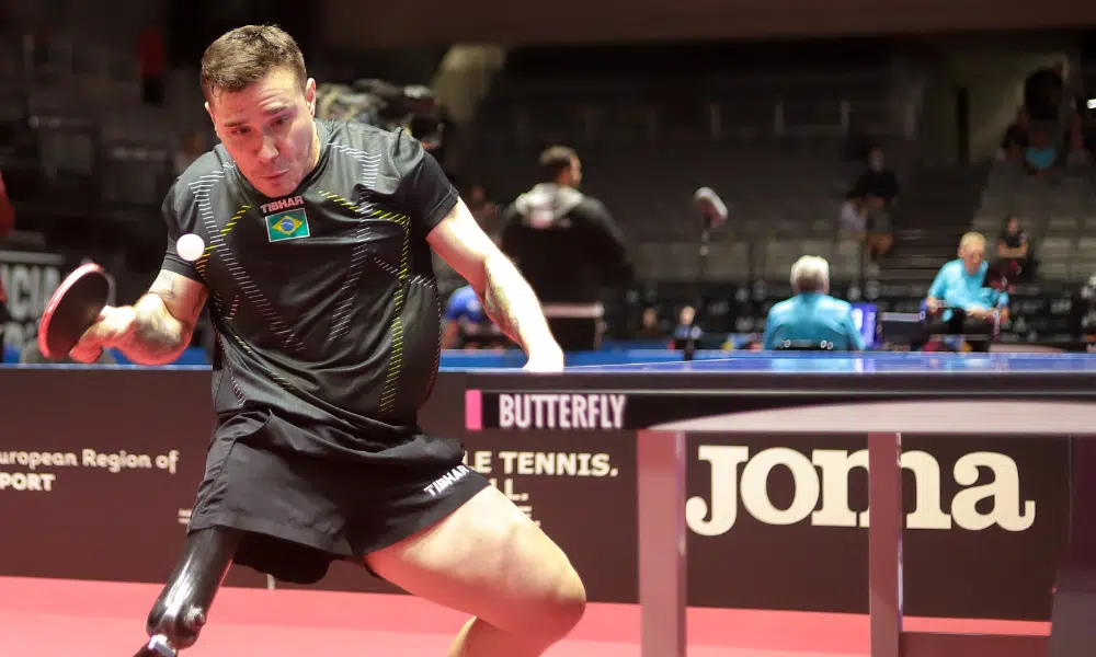 Paulo Salmin enquanto joga em Lignano. Israel Stroh, Sophia Kelmer, Lethicia Lacerda, Tênis de mesa paralímpico