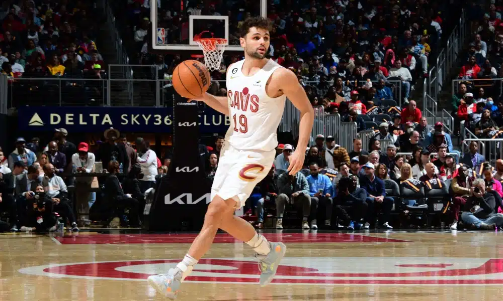 Raulzinho celebra vaga dos Cavs nos playoffs da NBA