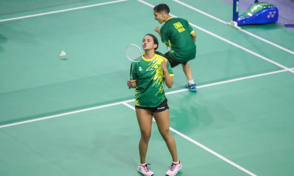 Sania Lima e Juliana Vieira enquanto jogam nas quartas do Aberto da Polônia de badminton