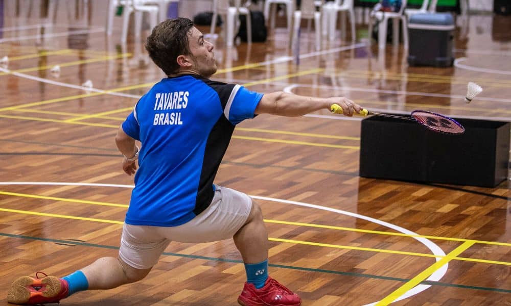 Mas Vitor Tavares se abaixa para alcançar a peteca. Toledo International de parabadminton