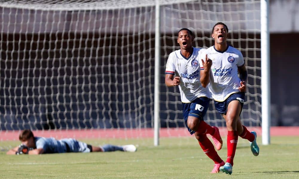 Mas jogadores do Bahia comemoram gol contra o São Paulo no Brasileiro Sub-20 de futebol