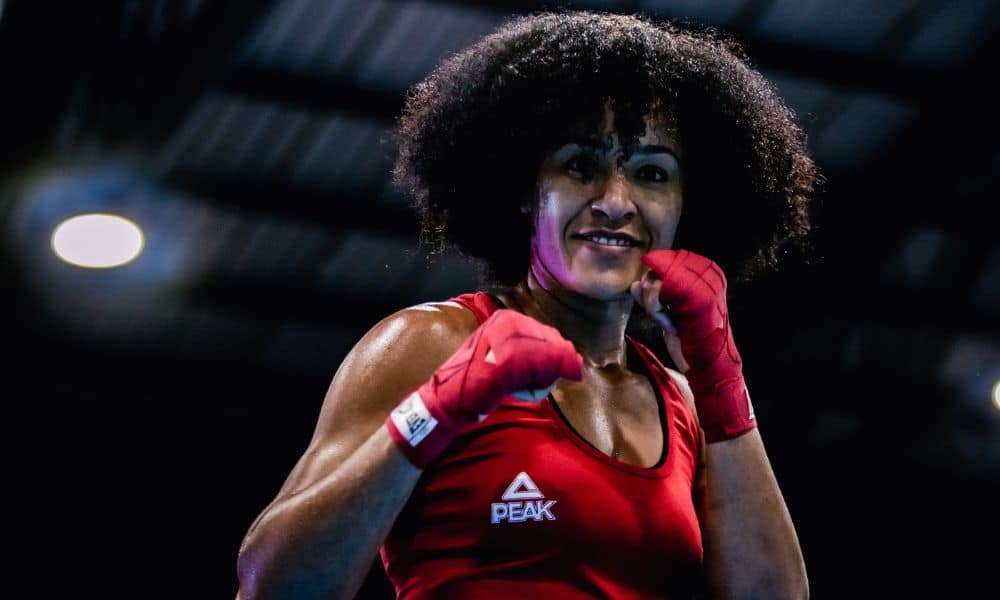 Mas Bárbara Santos posa para foto. Mas Mundial Feminino de boxe