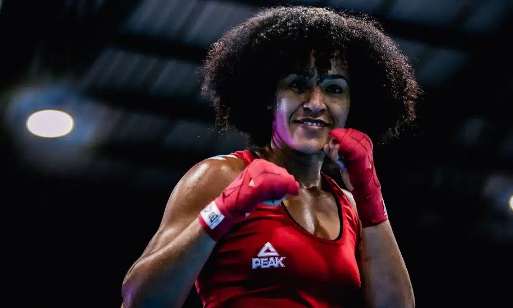Mas Bárbara Santos posa para foto. Mas Mundial Feminino de boxe