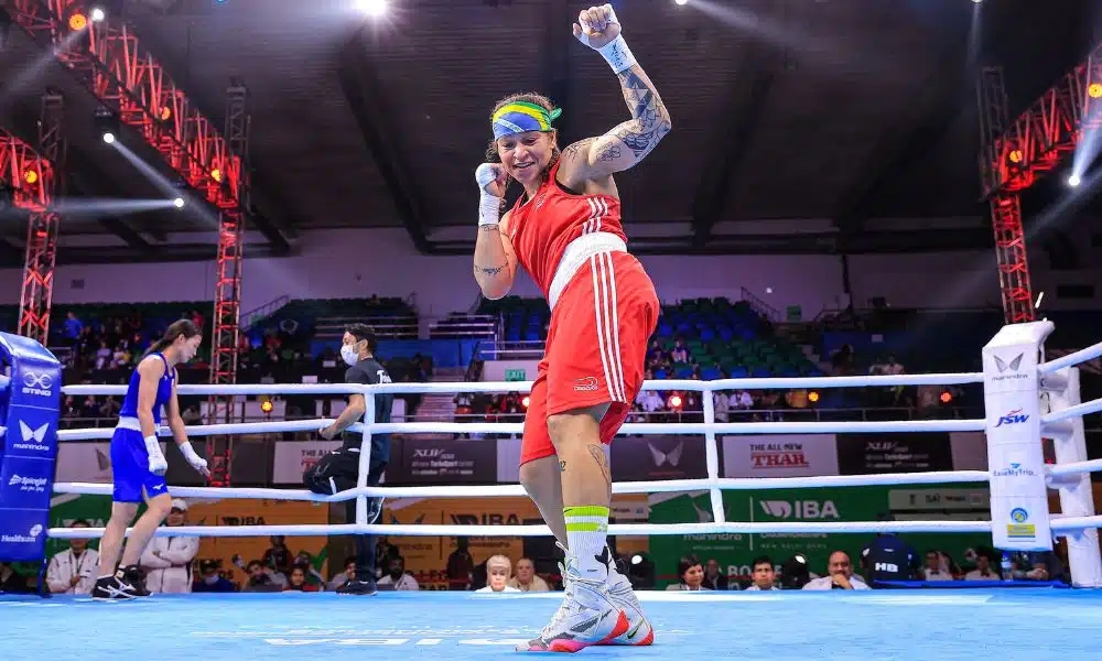 Mas - Bia Ferreira dança no centro do ringue. Ela veste uniforme vermelho e uma bandana do Brasil na cabeça, nos Jogos Pan-Americanos de Santiago-2024 classificada para Paris-2024