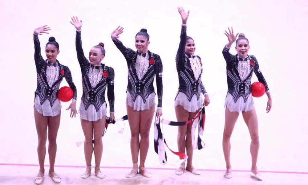 Mas - conjunto do Brasil de fita e bola. Atletas vestem um uniforme estilo black-tie