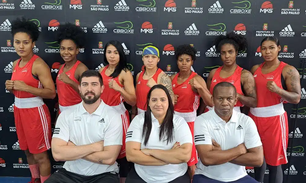 Mas - Mundial feminino de boxe. Delegação do Brasil posa para foto porém