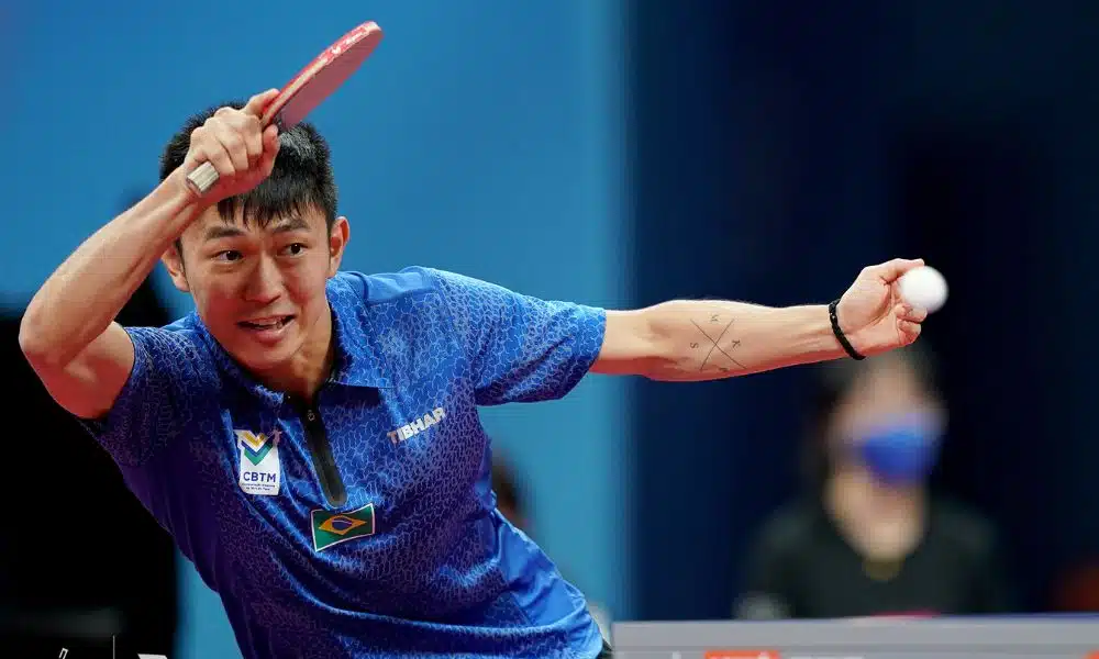 mas - Eric Jouti olha para a bola antes de atacá-la no WTT Feeder de Antalya. Ele veste uniforme todo azul durante o WTT Contender de Tunis; com Vitor Ishiy no tênis de mesa