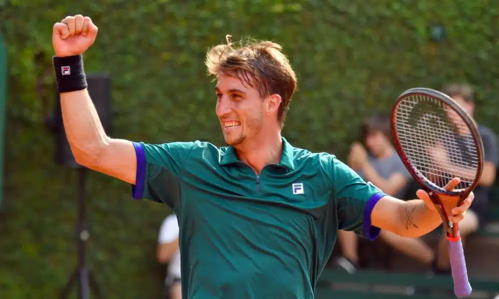 Mas - Felipe Meligeni Alves ergue o braço para comemorar um ponto ATP 1000 de Miami