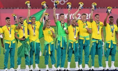 guia olímpico de paris 2024 - Jogadores brasileiros de futebol comemoram medalha de ouro no pódio dos jogos olímpicos de tóquio 2020