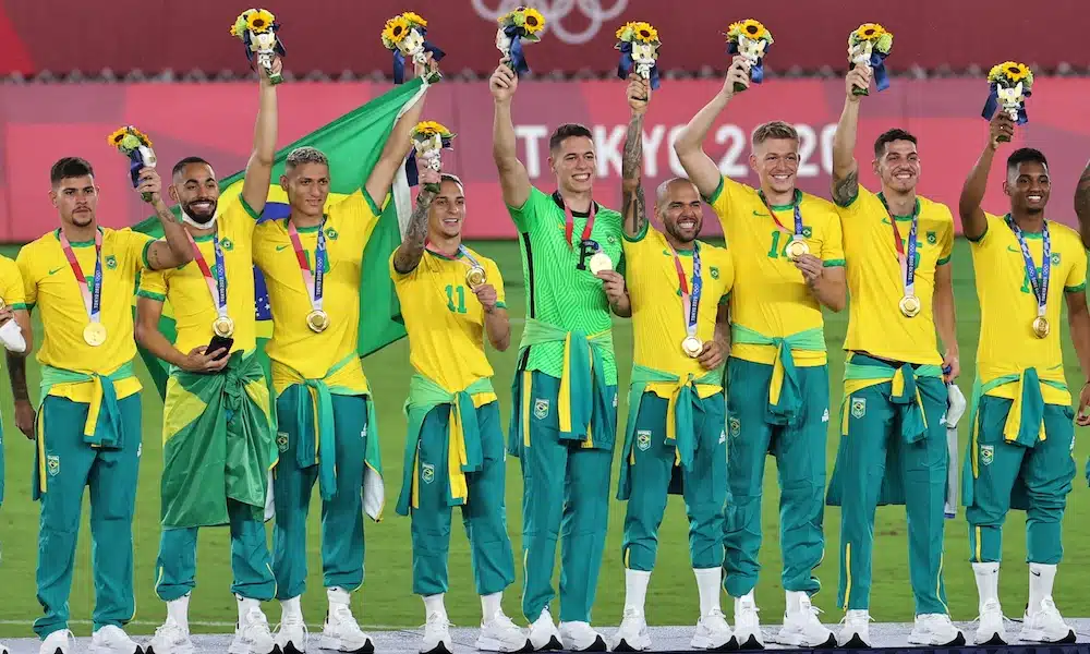 guia olímpico de paris 2024 - Jogadores brasileiros de futebol comemoram medalha de ouro no pódio dos jogos olímpicos de tóquio 2020