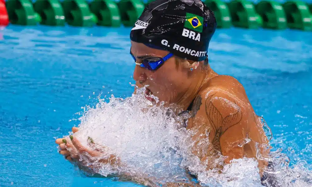 Mas Gabrielle Roncatto nada usando o estilo peito