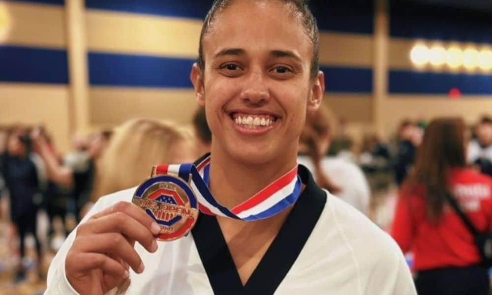 Mas Gabriele Siqueira posa para foto segurando a medalha do Aberto dos Estados Unidos de taekwondo