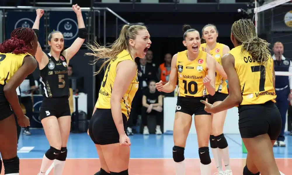 Gabi e colegas de Vakifbank comemoram um ponto contra o Milano na Champions League de vôlei feminino