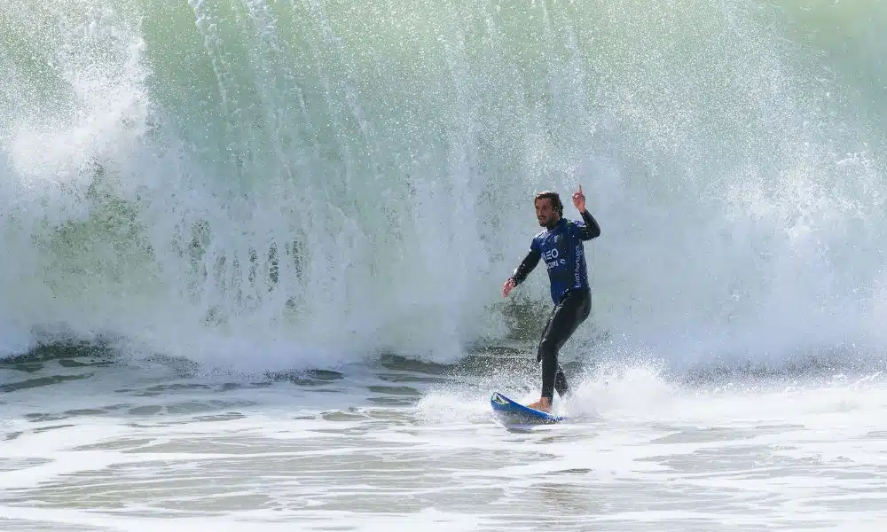 Mas WSL em Peniche - João Chianca ergue o dedo para comemorar após boa onda