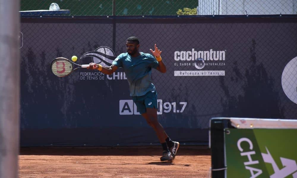 Mas João Lucas Reis rebate bola com um forehand no Challenger de Antofagasta