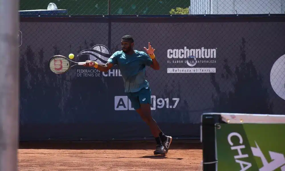 Mas João Lucas Reis rebate bola com um forehand no Challenger de Antofagasta