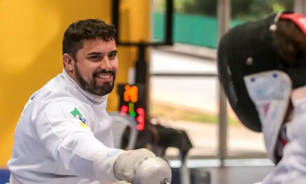 Jovane Guissone sentado aponta arma para adversário na Copa do Mundo de Szabla de paraesgrima