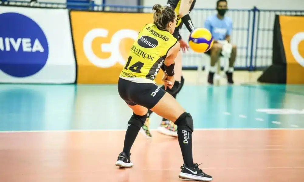 Ju Perdigão defende bola do Praia Clube contra o Maringá na Superliga Feminina de vôlei Sul-Americano de clubes de vôlei feminino