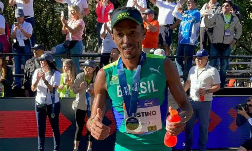 Mas Justino da Silva com a medalha de ouro da maratona no peito e um gatorade na mão