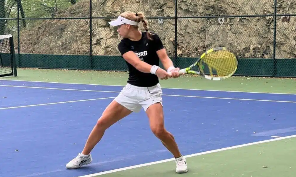 Mas - Laura Pigossi ataca com as duas mãos na raquete. WTA 1000 de Indian Wells