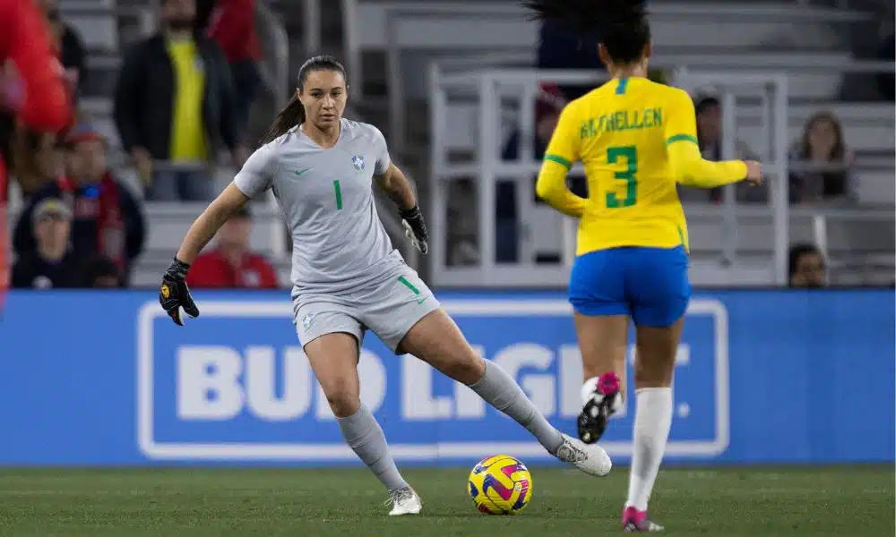 Mas - Lorena conduz a bola com os pés. Goleira da seleção brasileira de futebol Copa do Mundo