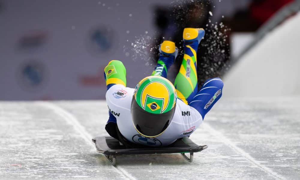 Mas Nicole Silveira monta no seu trenó no início da pista de gelo