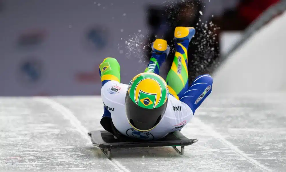 Mas Nicole Silveira monta no seu trenó no início da pista de gelo