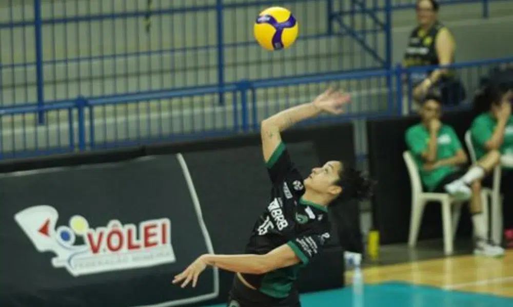 Mas Brasília x São Caetano na Superliga Feminina de vôlei - Paracatu sacando