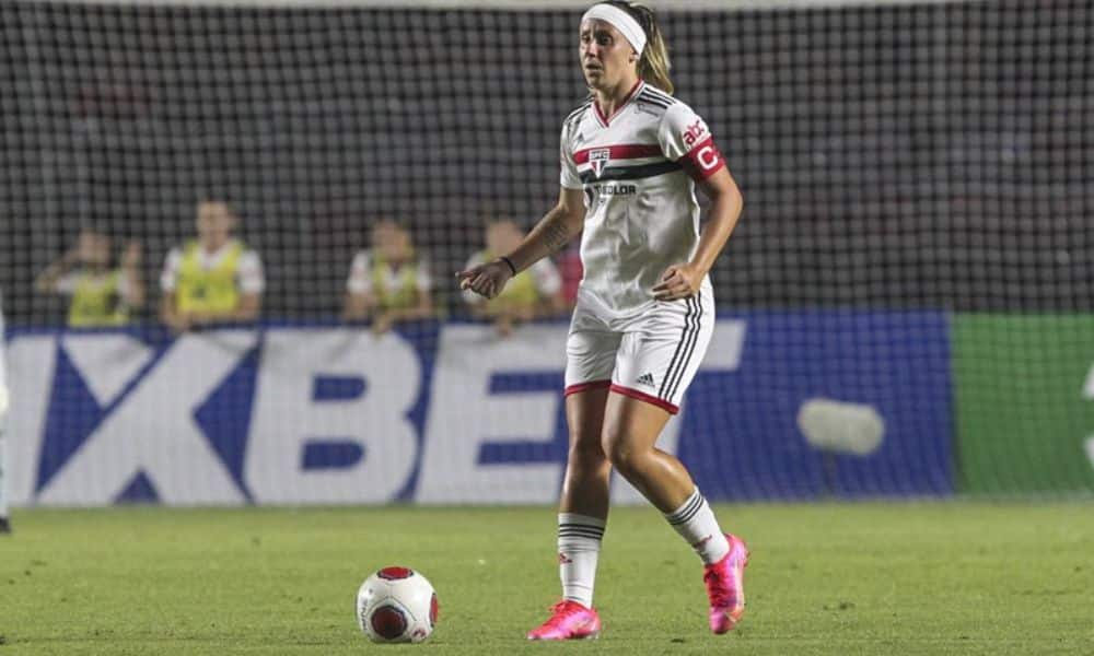 Mas - Pardal do São Paulo conduz a bola contra o Ceará no Brasileiro feminino de futebol