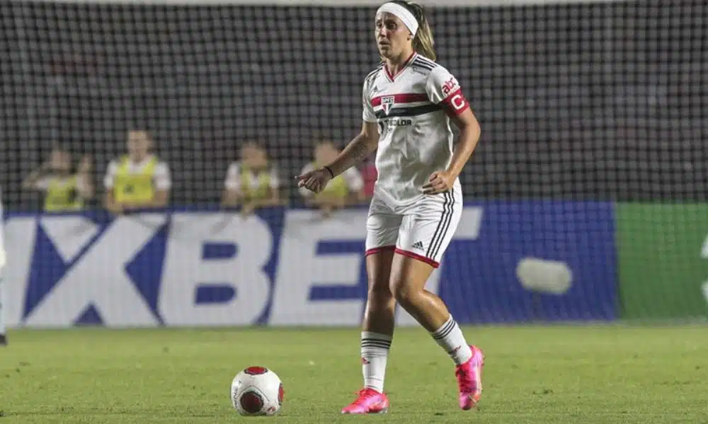 Mas - Pardal do São Paulo conduz a bola contra o Ceará no Brasileiro feminino de futebol