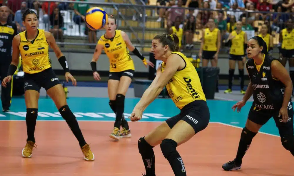Mas Praia Clube x Fluminense - Copa Brasil de vôlei feminino - Anne faz passe de manchete