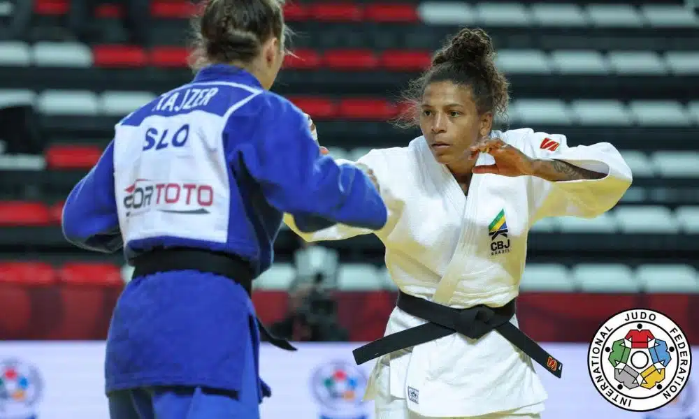 Rafaela Silva tenta pegar no quimono da adversária mas. Grand Slam de Antalya assim