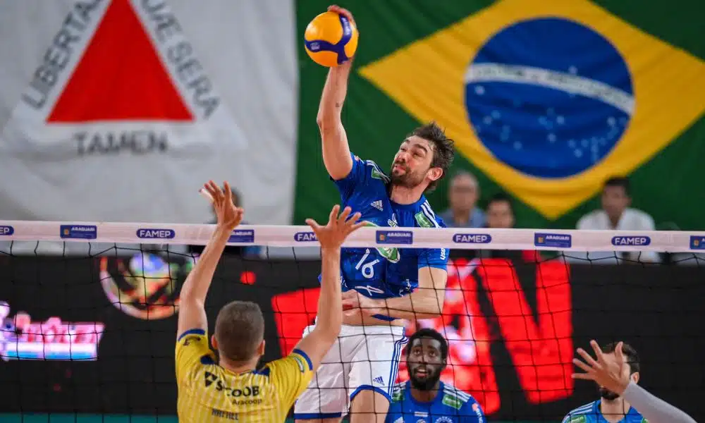 Sada Cruzeiro x Araguari no Sul-Americano de CLubes - Lucão ataca bola sobre o bloqueio mas