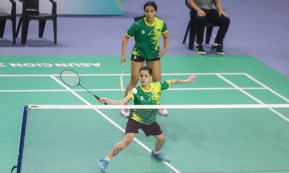 Sania Lima e Juliana Vieira em quadra. Sania na frente da rede tenta passar a peteca para o outro lado mas. Aberto da Polônia de badminton mas