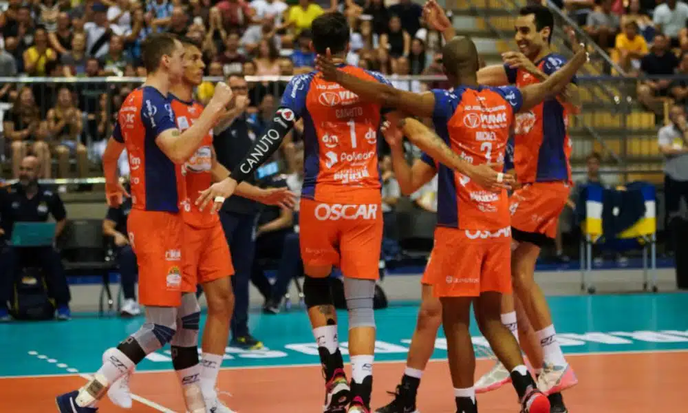Farma Conde São José comemora ponto contra o Minas na Superliga Masculina de vôlei mas